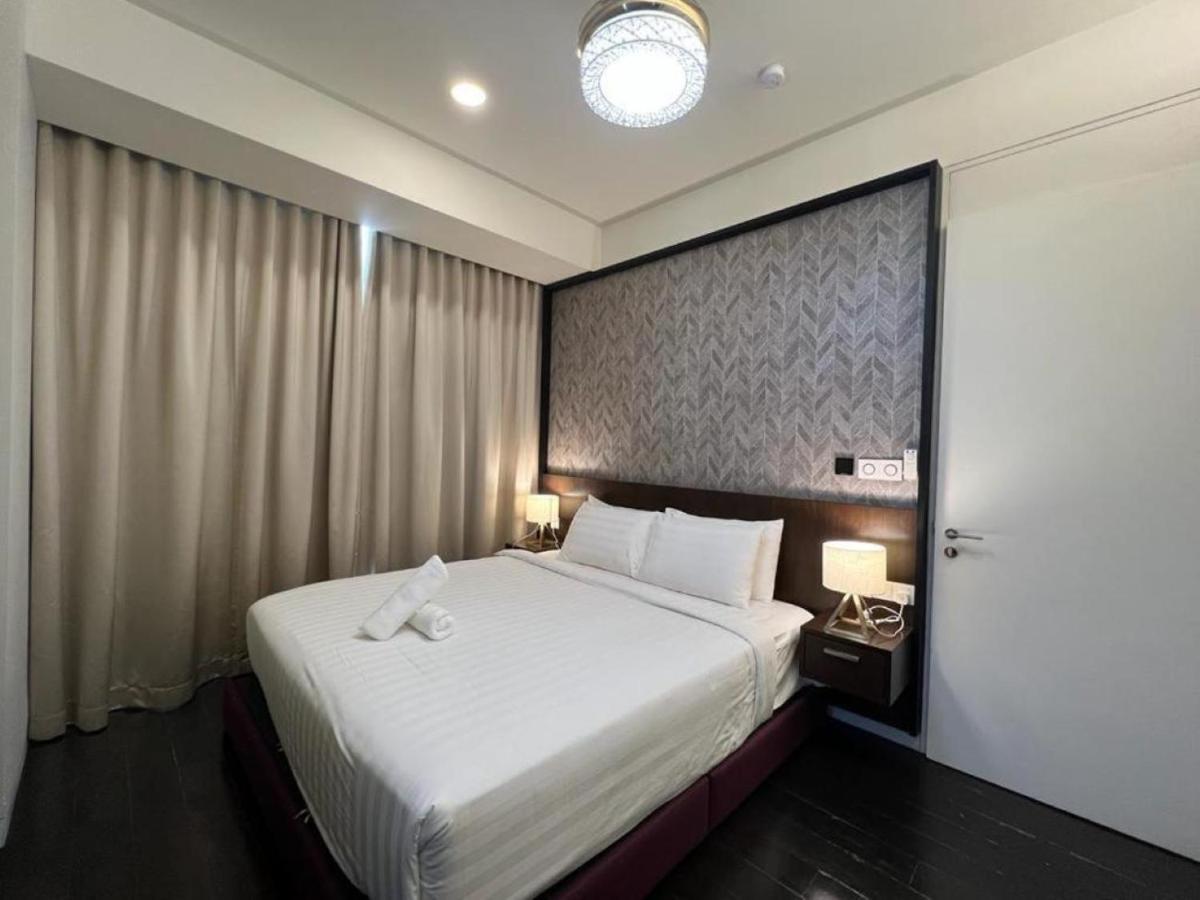 Apartment The Tropicana Klcc By Moonlight